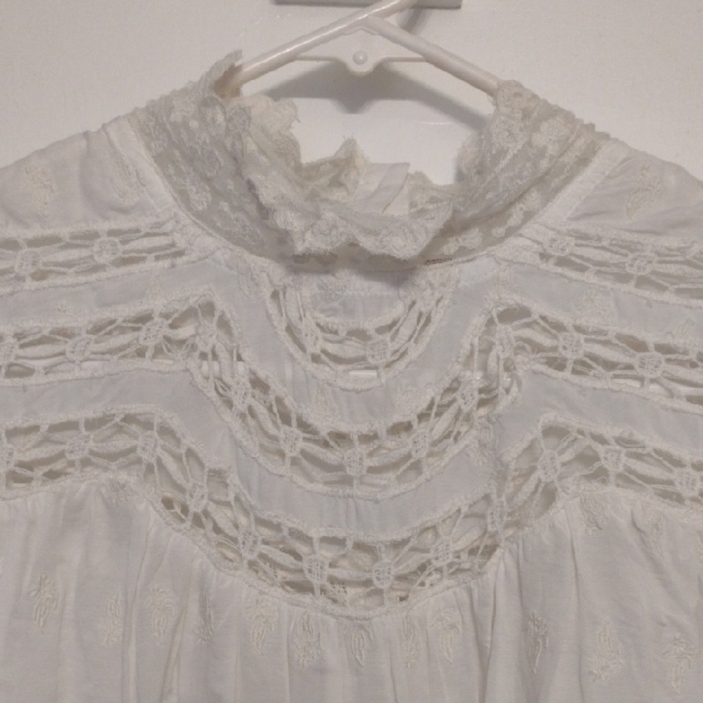 Elegant White Lace Blouse - Picture 4 of 12